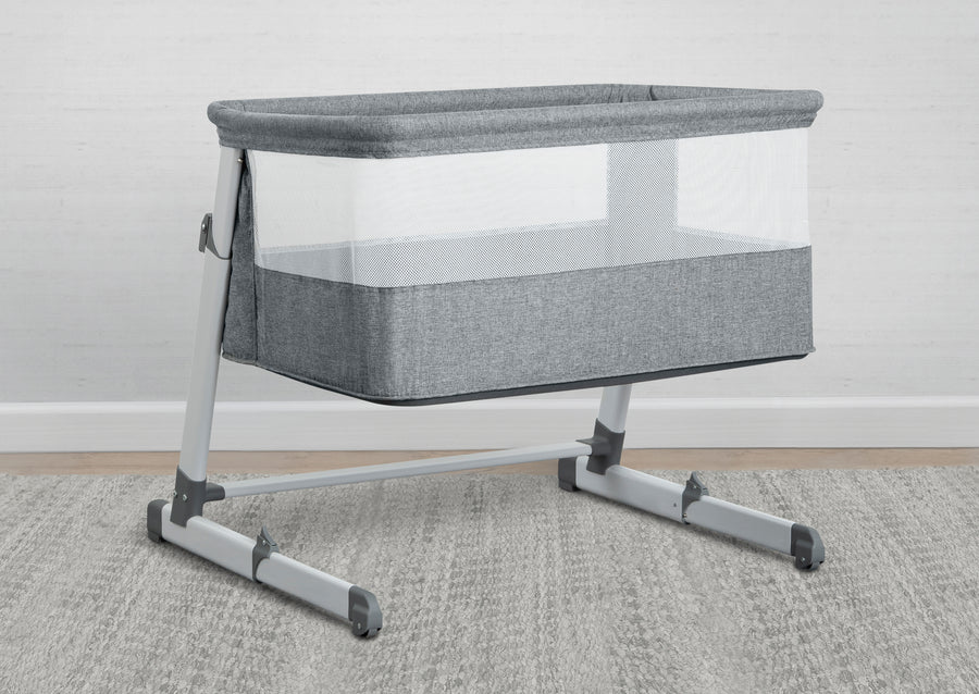25518 2012 Simmons Room2Grow Bassinet Lifestyle 02 11-Deluxe Bedside Bassinet